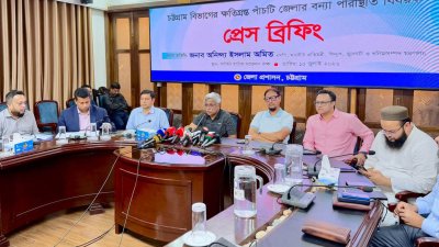 বুধবার সন্ধ্যায় চট্টগ্রাম সার্কিট হাউজে আয়োজিত প্রেস ব্রিফিংয়ে বন্যার সার্বিক ক্ষতির তথ্য তুলে ধরেন প্রতিমন্ত্রী
