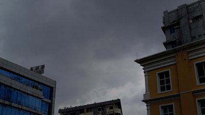মেঘে ছেয়েছে ঢাকার আকাশ (ছবি: বাংলা ট্রিবিউন)