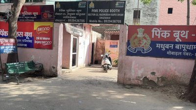 ঘটনার সময় বুথে থাকা নারী পুলিশ সদস্যরা ভয়ে ভেতরে নিজেদের তালাবদ্ধ করে রেখেছিলেন বলে অভিযোগ। ছবি: এনডিটিভি