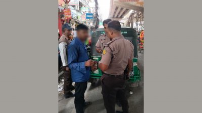 ট্রাফিক আইন অমান্য করে পুলিশের দায়িত্ব পালনে বাধা দেওয়ার অভিযোগে এক সিএনজিচালিত অটোরিকশাচালককে গ্রেফতার করেছে ডিএমপি ট্রাফিক সবুজবাগ জোন