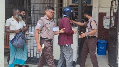 আদালত চত্বরে এসকে সুর