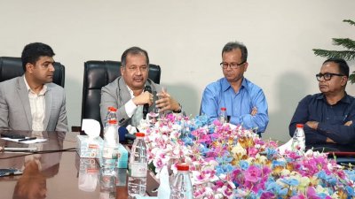 সাংবাদিকদের সঙ্গে মতবিনিময় করেন তথ্য ও সম্প্রচারমন্ত্রী জহির উদ্দিন স্বপন। (ছবি: সংগৃহীত)