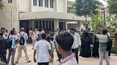 হাসপাতালে নেওয়ার পর চিকিৎসক তাদের মৃত ঘোষণা করেন
