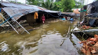 বন্যায় পানিবন্দি পরিবার
