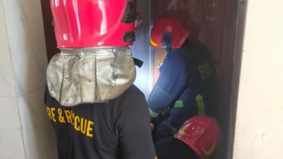 শিক্ষার্থীকে উদ্ধার করে ফায়ার সার্ভিসের কর্মীরা