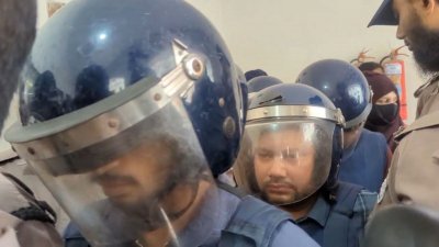 পুলিশের হেফাজতে আসামিরা