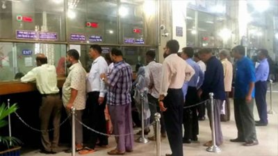 ব্যাংকের কাউন্টারে সারিবদ্ধ গ্রাহকরা (ফাইল ফটো)