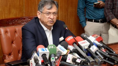কথা বলছেন স্বরাষ্ট্রমন্ত্রী সালাহউদ্দিন আহমদ