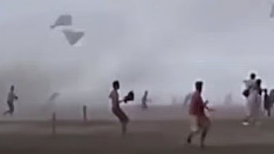 টর্নেডোর সময় পর্যটকদের ছোটাছুটি