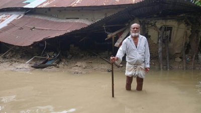 নিজের বিধ্বস্ত বাড়ির সামনে দাঁড়িয়ে কথাগুলো বলছিলেন আর চোখের পানি মুছছিলেন বাঁশখালী উপজেলার বাহারছড়া ইউনিয়নের দক্ষিণ ইলশা গ্রামের নুরুল করিম