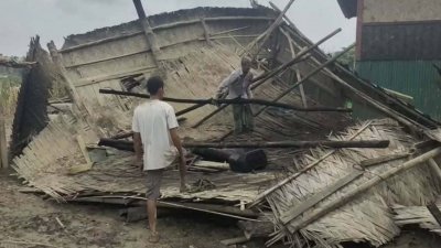 দুর্গতরা ঘরবাড়ি পুনর্গঠনে ব্যস্ত হয়ে পড়েছেন