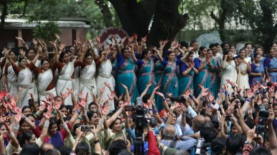 চারুকলা অনুষদের বকুলতলায় অনুষ্ঠিত হয়েছে নৃত্যানুষ্ঠান ‘ঘনঘটা ২’। ছবি: বাংলা ট্রিবিউন