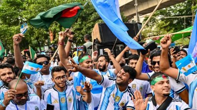 বাংলাদেশের ঢাকায় আর্জেন্টিনার ফুটবল দলের সমর্থকদের উল্লাস। ছবি: নিউ ইয়র্ক টাইমস