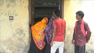 মর্গের সামনে স্বজনদের অপেক্ষা