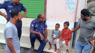 দিনাজপুরের হিলিতে টাকা নিয়ে আসার কথা বলে থানার সামনে রাস্তার পাশে মিমি ও জান্নাতি নামে দুই মেয়েকে বসিয়ে রেখে নিখোঁজ হয়েছেন এক মা