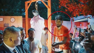 ঢাবিতে ছাত্রশিবিরের অনুষ্ঠান, গোল চিহ্নিত করা ছেলেটিকে চোর সন্দেহ করা হচ্ছে (ছবি: ফেসবুক থেকে নেওয়া)