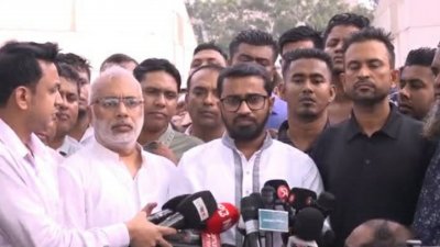 শেরে বাংলা নগরে বিএনপির সাবেক রাষ্ট্রপতি জিয়াউর রহমান ও বিএনপির প্রয়াত চেয়ারপারসন খালেদা জিয়ার কবর জিয়ারত ও শ্রদ্ধা নিবেদন শেষে সাংবাদিকদের ব্রিফিং করছেন রাশেদ খাঁন