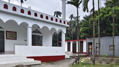 দৃষ্টিনন্দন মসজিদের পাশেই ইমামের ভাঙা ঘর