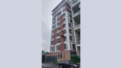 জিয়াউল আহসানের জলসিঁড়ির নয় তলা বাড়ি