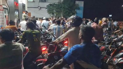 সংকটের গুজবে কুষ্টিয়ার মিরপুরে তেলপাম্পে তেল নেওয়ার জন্য হঠাৎ ভিড় করেছেন যানবাহন চালকরা