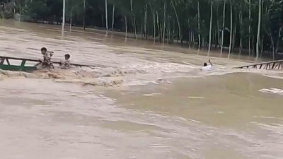 ভারী বৃষ্টিপাত ও উজান থেকে থেকে নেমে আসা পাহাড়ি ঢলে শেরপুরের নালিতাবাড়ী উপজেলার চেল্লাখালী নদীর ওপর নির্মিত একটি স্টিলের ব্রিজ মানুষসহ ভেসে গেছে