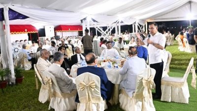 জোটের শরিক দলের নেতাদের সঙ্গে কথা বলছেন প্রধানমন্ত্রী তারেক রহমান, ছবি: প্রেস উইং