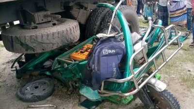 ট্রাকের চাকার নিচে অটোরিকশা