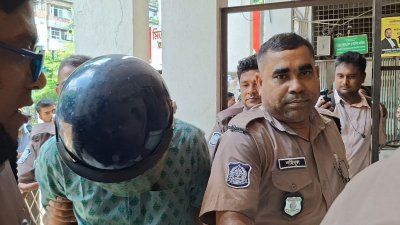 ঢাকার মধ্য বাড্ডা এলাকায় স্ত্রীকে হত্যার অভিযোগে করা মামলায় স্বামী মনির হোসেনকে আদালতে নেওয়া হচ্ছে