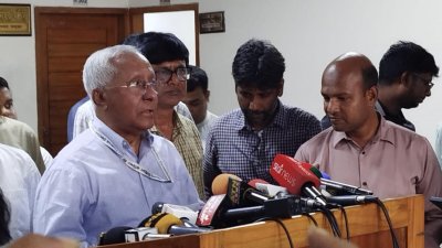 সাংবাদিকদের সঙ্গে কথা বলছেন ইসি সচিব