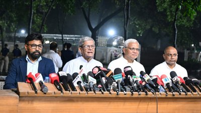 সাংবাদিকদের সঙ্গে কথা বলছেন মির্জা ফখরুল ইসলাম আলমগীর