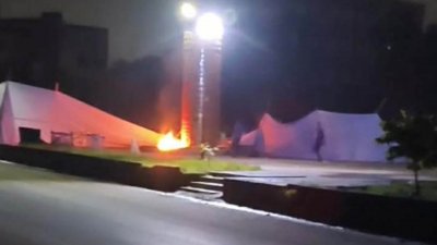 নারায়ণগঞ্জ শহরে অবস্থিত দেশের প্রথম ‘জুলাই শহীদ স্মৃতিস্তম্ভে’ আগুন দেওয়ার ঘটনা ঘটেছে