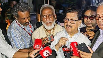 সাংবাদিকদের সঙ্গে কথা বলছেন মাহমুদুর রহমান মান্না