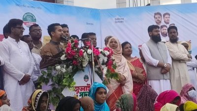 বুধবার বিকালে কুড়িগ্রাম শহরের কেন্দ্রীয় শহীদ মিনারে আয়োজিত ‘দেশ গড়তে জুলাই পদযাত্রা’ কর্মসূচির পথসভায় বক্তব্য দেন দলের উত্তরাঞ্চলের মুখ্য সমন্বয়ক সারজিস আলম