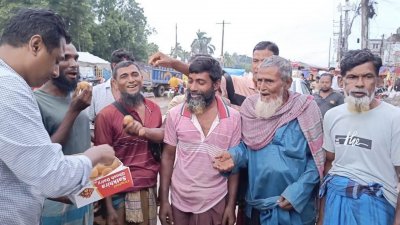 নজরুল ইসলামকে দল থেকে বহিষ্কার করায় নিজ আসন শ্যামনগর সদরে মিষ্টি বিতরণ করা হয়েছে