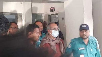 আদালতে নেওয়া হচ্ছে ডেইলি স্টারের সাবেক নির্বাহী সম্পাদক সৈয়দ আশফাকুল হককে