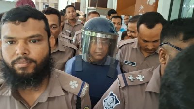 পুলিশি পাহারায় আদালত প্রাঙ্গনে সাবেক আইনমন্ত্রী আনিসুল হক (ফাইল ছবি)।