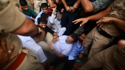 কেন্দ্রীয় শিক্ষামন্ত্রী ধর্মেন্দ্র প্রধানের পদত্যাগের দাবিতে বিক্ষোভ মিছিল চলাকালে ভারতের লোকসভার বিরোধীদলীয় নেতা রাহুল গান্ধীকে আটক করে পুলিশ। ছবি: এনডিটিভি