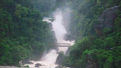 বর্ষার পাহাড়ে ঝরনার অপরূপ সৌন্দর্য