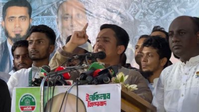 বৃহস্পতিবার সন্ধ্যায় এনসিপির জুলাই পদযাত্রা শেষে পথসভায় বক্তব্য দেন দলের উত্তরাঞ্চলের মুখ্য সমন্বয়ক সারজিস আলম