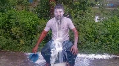 নজরুল ইসলামের অনৈতিক কর্মকাণ্ডের প্রতিবাদে দুধ দিয়ে গোসল করে জামায়াতে ইসলামী ছাড়ার ঘোষণা দিয়েছেন দলের এক কর্মী