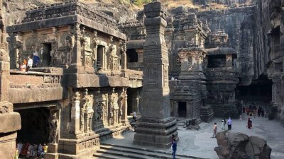 প্রতিটি দেয়াল, স্তম্ভ ও ভাস্কর্য যেন হাজার বছরের গল্প বলে