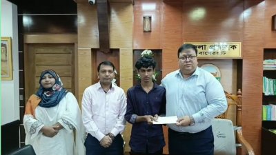 বাগেরহাট জেলা প্রশাসকের কার্যালয়ে জেলা প্রশাসক গোলাম মো. বাতেন ইসমাইল ইকনের হাতে নগদ অর্থ, অনুদানের চেক ও খাদ্যসামগ্রী তুলে দেন