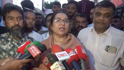 জামালপুরে সাংবাদিকদের সঙ্গে কথা বলেন বিএনপি নেত্রী নিলুফার চৌধুরী মনি