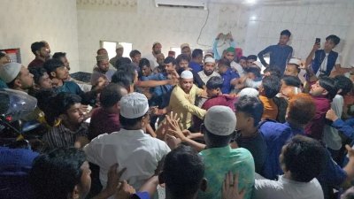 মসজিদে দুই পক্ষের হাতাহাতি