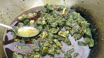 খুলনার পাইকগাছায় রান্না করার সময় গরুর মাংসের রং লাল থেকে সবুজ হয়ে যায়