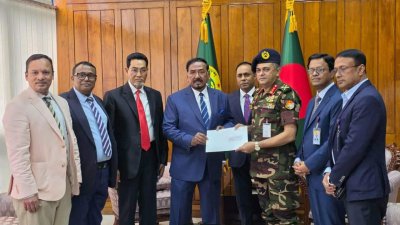 স্পিকারের কাছে রাষ্ট্রপতির পদত্যাগপত্র তুলে দিচ্ছেন তার সামরিক সচিব