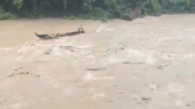 উত্তাল সাঙ্গুতে উল্টে গেলো পর্যটকবাহী নৌকা