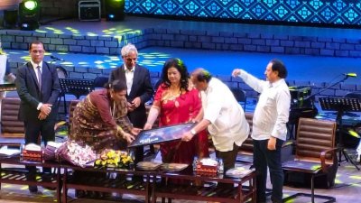 দীর্ঘ ৬২ বছরের সংগীতসাধনা ও বাংলা গানের বিকাশে অসামান্য অবদানের স্বীকৃতিস্বরূপ রুনা লায়লার হাতে সম্মাননা স্মারক তুলে দেন সংস্কৃতিমন্ত্রী নিতাই রায় চৌধুরী