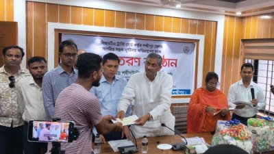 সদর উপজেলা পরিষদের হলরুমে আয়োজিত অনুষ্ঠানে প্রধান অতিথি হিসেবে উপস্থিত থেকে ক্ষতিগ্রস্ত পরিবারগুলোর হাতে চেক তুলে দেন পানিসম্পদমন্ত্রী শহীদ উদ্দিন চৌধুরী এ্যানি