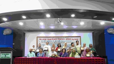 অনুষ্ঠানে ১১ জন ক্যান্সার জয়ীর হাতে সম্মাননা স্মারক তুলে দেওয়া হয়
